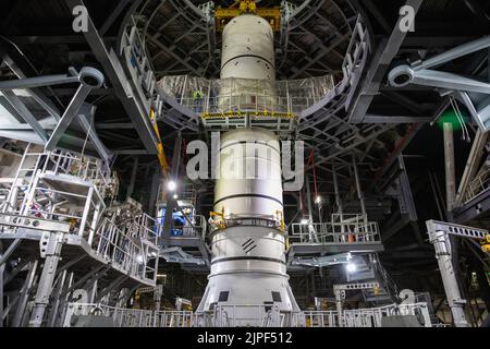 Kennedy Space Center, Floride, États-Unis. 14th septembre 2020. Artemis I est le premier d'une série de missions de plus en plus complexes qui permettront l'exploration humaine de la Lune et de Mars. Le premier SLS de 2022 se lance sur la lune avec être sans pilote. En 2024, la NASA prévoit d'envoyer la première femme sur la lune.des techniciens avec les systèmes de terrain d'exploration de la NASA abaissent une maquette, Ou Pathfinder, du segment de rappel central du système de lancement spatial (SLS) sur un segment de Pathfinder arrière à l'intérieur du bâtiment d'assemblage de véhicules (VAB) au Kennedy Space Center de l'agence en Floride, le 14 septembre 2020. Les équipes ont répété le robot d'empilage Banque D'Images