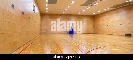 Salle de sport vide pour jouer au basket-ball vue du coin Banque D'Images