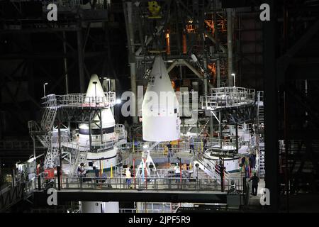 Kennedy Space Center, Floride, États-Unis. 2nd mars 2021. L'équipe d'exploration Ground Systems de la NASA au Kennedy Space Center de l'agence en Floride a terminé l'empilage des boosters de fusée solides qui aideront à alimenter la fusée Space Launch System de la NASA pour Artemis I, la première mission lunaire intégrée de SLS et de l'engin spatial Orion de la NASA par le biais du programme Artemis de l'agence. Les techniciens ont placé les ensembles de nez avant sur les segments de moteur de servofrein avant de chaque 2 mars de servofrein et 3. Les boosters entièrement assemblés sont les plus grands et les plus puissants des boosters solides jamais construits pour le vol spatial. Banque D'Images