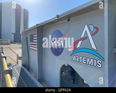 Kennedy Space Center, Floride, États-Unis. 11th févr. 2022. Les équipes ont récemment ajouté huit nouveaux logos Artemis au Crawler-transporter 2 de la NASA. Artemis la sœur jumelle d'Apollon et de la déesse de la Lune est aussi le nom des missions de la NASA qui rateront l'humanité vers la Lune, ouvrant la voie à une présence lunaire à long terme et servant de pierre à aiguiser vers Mars. L'immense transporteur à chenilles, basé au Kennedy Space Center de la NASA en Floride, transportera bientôt la fusée Space Launch System la plus grande jamais construite et l'engin spatial Orion vers Launch Pad 39B pour une répétition sous l'eau à la mi-mars Banque D'Images