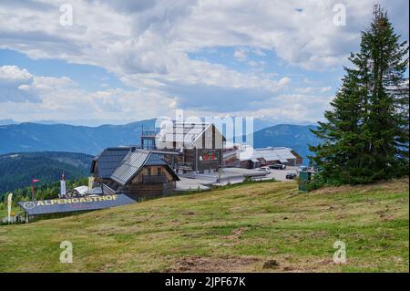 Gerlitzen, Carinthie, Autriche - 01 août 2022: Auberge alpine sur le sommet de Gerlitzen Alpe en Autriche en été Banque D'Images