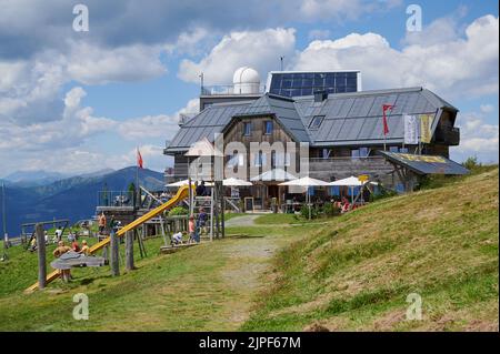 Gerlitzen, Carinthie, Autriche - 01 août 2022: Auberge alpine sur le sommet de Gerlitzen Alpe en Autriche en été Banque D'Images