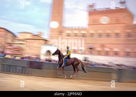 Jockeys concourent à la course hippique historique Palio di Siena 2022 sur 17 août 2022 à Sienne, Italie Banque D'Images