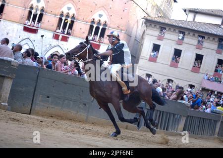 Jockeys concourent à la course hippique historique Palio di Siena 2022 sur 17 août 2022 à Sienne, Italie Banque D'Images