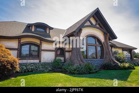 Belle maison rurale située dans le jardin de printemps. Jolie maison rurale à la campagne. Personne, photo de voyage, mise au point sélective Banque D'Images