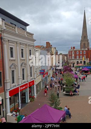 Découvrez un marché très animé le samedi, Hightown, vers le marché couvert du beurre, Hereford, Herefordshire, Angleterre, Royaume-Uni, HR1 2AA Banque D'Images