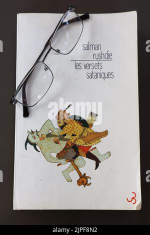 Marseille, France. 13th août 2022. Vue du livre 'les versets sataniques' de Salman Rushdie. Les ventes du livre phare de Salman Rushdie, le roman « les versets sataniques », sont en hausse après son attaque de vendredi dernier. Ce livre est la source de la fatwa lancée contre lui par l'Iran en 1989. Crédit : SOPA Images Limited/Alamy Live News Banque D'Images