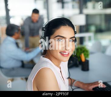 Étaient à votre service quand vous en avez besoin. Portrait d'une jeune femme travaillant dans un centre d'appels. Banque D'Images