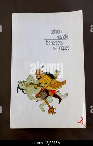 Marseille, France. 13th août 2022. Vue du livre ''les versets sataniques'' de Salman Rushdie. Les ventes du roman ''les versets sataniques'' Salman Rushdie, le livre phare, sont en hausse après son attaque vendredi dernier.ce livre est la source de la fatwa lancée contre lui par l'Iran en 1989. (Image de crédit : © Denis Taust/SOPA Images via ZUMA Press Wire) Banque D'Images