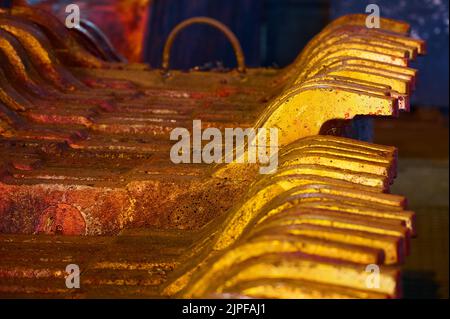 Texture des lingots d'anode de cuivre dans l'ancien atelier de fusion de métaux Banque D'Images