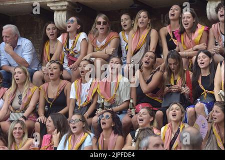 Sienne, Italie. 17th août 2022. De jeunes fans assistent au Palio di Siena 2022 mercredi, 17 août 2022. Photo de Rocco Spaziani/UPI crédit: UPI/Alay Live News Banque D'Images