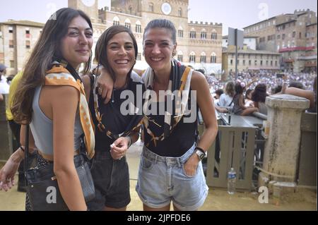 Sienne, Italie. 17th août 2022. De jeunes fans assistent au Palio di Siena 2022 mercredi, 17 août 2022. Photo de Rocco Spaziani/UPI crédit: UPI/Alay Live News Banque D'Images