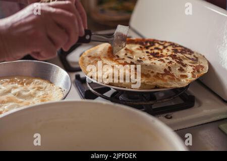 Grand-mère faire des crêpes Banque D'Images