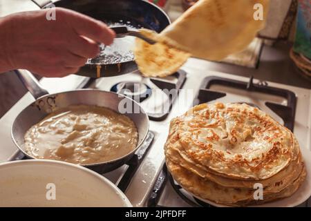 Grand-mère faire des crêpes Banque D'Images