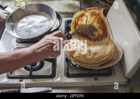 Grand-mère faire des crêpes Banque D'Images