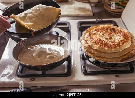 Grand-mère faire des crêpes Banque D'Images