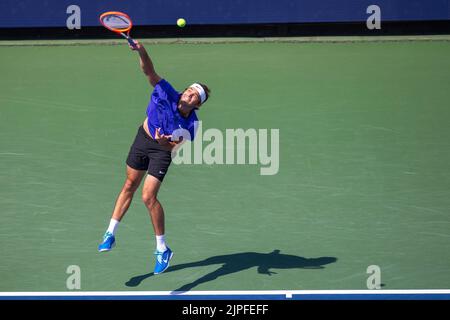 Mason, Ohio, États-Unis. 16th septembre 2022. WESTERN and Southern Open tennis, Mason, OH - Taylor Fritz joue le ballon contre Nick Kyrgios, adversaire. 17 août 2022 - photo de Wally Nell/ZUMA Press (photo : © Wally Nell/ZUMA Press Wire) Banque D'Images