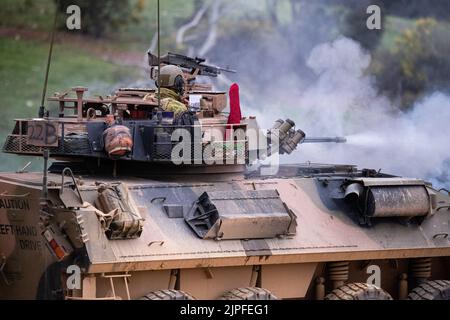 Un membre de l'équipage tire une mitrailleuse de calibre 50 d'un véhicule blindé léger australien lors d'une démonstration de puissance de feu de l'armée pour les clients et les familles à Puckapunyal Range, dans le Victoria. L'armée australienne a présenté une exposition de puissance de feu pour les clients et les familles à Puckapunyal Range, en Australie. L'exposition comprenait des chars d'Adrams et de l'artillerie en train d'être tirés sur des cibles mobiles et fixes. Environ 400 personnes ont assisté à l'événement, des enfants de l'école primaire locale aux grands-parents de soldats. Banque D'Images