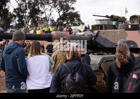 Les clients et les familles rencontrent des soldats à côté d'un char Abrams lors d'une démonstration de puissance de feu de l'armée à l'intention des clients et des familles dans une chaîne de Puckapunyal à Victoria. L'armée australienne a présenté une exposition de puissance de feu pour les clients et les familles à Puckapunyal Range, en Australie. L'exposition comprenait des chars d'Adrams et de l'artillerie en train d'être tirés sur des cibles mobiles et fixes. Environ 400 personnes ont assisté à l'événement, des enfants de l'école primaire locale aux grands-parents de soldats. (Photo de Michael Currie / SOPA Images / Sipa USA) Banque D'Images