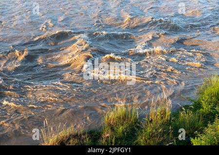 Inondation dans la rivière au Pakistan en raison de la pluie torrentielles pendant la saison de la mousson Banque D'Images