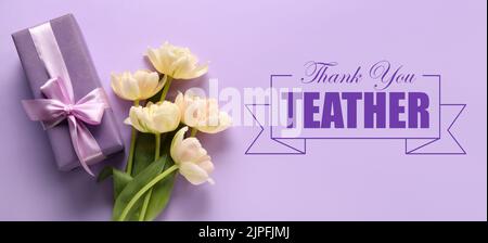 Belles fleurs de tulipe, boîte cadeau et texte MERCI, PROFESSEUR sur fond lilas Banque D'Images