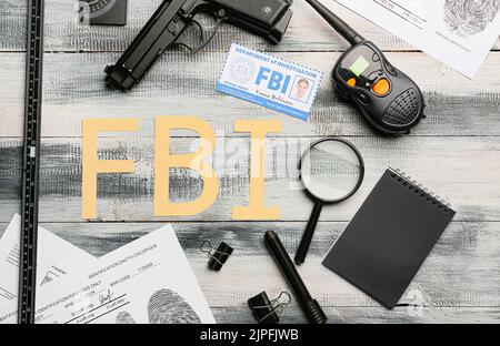 Abréviation FBI avec accessoires d'agent sur fond en bois Banque D'Images