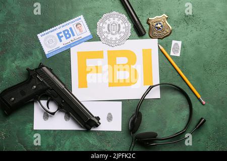 Feuille de papier avec abréviation FBI et accessoires d'agent sur fond de couleur Banque D'Images