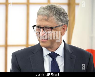 Tokyo, Japon. 18th août 2022. Le fondateur de Microsoft et co-président de la Fondation Bill & Melinda Gates, Bill Gates, sourit alors qu'il reçoit le Grand cordon de l'ordre du Soleil levant de la part du ministre japonais des Affaires étrangères Yoshimasa Hayashi au bureau de Hayashi à Tokyo jeudi, 18 août 2022. Gates a été récompensé pour sa contribution au Japon et au monde en ce qui concerne la transformation technologique mondiale et l'avancement de la santé mondiale. Credit: Yoshio Tsunoda/AFLO/Alay Live News Banque D'Images