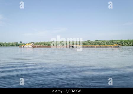 Un pétrolier en mouvement sur le Danube dans la ville de Novi Sad. Banque D'Images