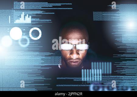 S'assurer que le site est convivial. Un jeune hacker mâle craquant un code informatique dans l'obscurité. Banque D'Images