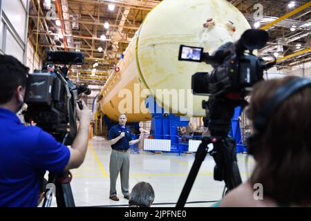 Kennedy Space Center, Floride, États-Unis. 15th août 2019. L'administrateur de la NASA, Jim Bridenstine, informe les médias de l'état de la fusée du système de lancement spatial de l'agence pour les missions d'Artémis sur la Lune au centre de montage de la NASA à Michoud jeudi à la Nouvelle-Orléans, 15 août 2019. Michoud fabrique la scène centrale, la centrale de la fusée SLS, qui produira plus de 2 millions de livres de poussée pour lancer les missions Artemis au-delà de l'orbite de la Terre. Bridenstine, accompagnée de Robert Champion, directeur de Michoud, et de Paul McConnaughey, directeur adjoint du Marshall Space Flight Centre à Huntsvi Banque D'Images