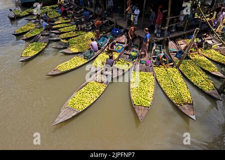 Barisal, Barisal, Bangladesh. 18th août 2022. Un marché flottant de la Guava dans le sud du district de Barisal, connu sous le nom de ''la Venise du Bengale'', est maintenant en effervescence avec les acheteurs et les vendeurs à Swarupkathi, Barisal, Bangladesh, alors que la récolte de la goyave est sur son pic. Il y a des centaines de bateaux remplis de goyave et tous les métiers se produisent sur des bateaux. Comme Barisal est le plus grand producteur de variétés indigènes de goyave du pays, avec un volume de production annuel dépassant 15 000 tonnes métriques, les agriculteurs dépendent fortement de l'agriculture de goyave. Crédit : ZUMA Press, Inc./Alay Live News Banque D'Images