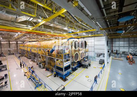 Kennedy Space Center, Floride, États-Unis. 21st octobre 2019. Les ingénieurs et les techniciens du site d'assemblage Michoud de la NASA à la Nouvelle-Orléans ont structurellement accouplé le premier des quatre moteurs RS-25 à l'étape centrale de la fusée SLS (Space Launch System) de la NASA qui permettra d'alimenter la première mission Artemis sur la Lune. Credit: NASA/ZUMA Press Wire Service/ZUMAPRESS.com/Alamy Live News Banque D'Images