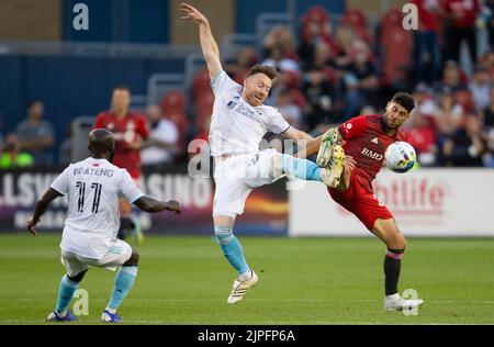 Toronto, Canada. 17th août 2022. Jonathan Osorio (R) du Toronto FC rivalise avec Thomas McNamara (C) de la révolution de la Nouvelle-Angleterre lors du match de football de la Major League (MLS) de 2022 entre le Toronto FC et la révolution de la Nouvelle-Angleterre à BMO Field à Toronto, Canada, le 17 août 2022. Credit: Zou Zheng/Xinhua/Alamy Live News Banque D'Images