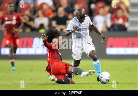 Toronto, Canada. 17th août 2022. Jayden Nelson (L) du Toronto FC rivalise avec Emmanuel Boateng de la Révolution de la Nouvelle-Angleterre lors du match de football de la Ligue majeure (MLS) de 2022 entre le Toronto FC et la Révolution de la Nouvelle-Angleterre à BMO Field, Toronto, Canada, le 17 août 2022. Credit: Zou Zheng/Xinhua/Alamy Live News Banque D'Images