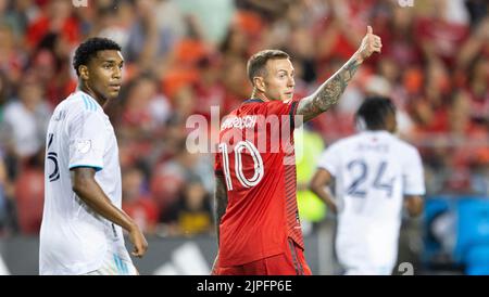 Toronto, Canada. 17th août 2022. Federico Bernardeschi (R) du Toronto FC réagit lors du match de football de la Major League (MLS) de 2022 entre le Toronto FC et la New England Revolution à BMO Field, à Toronto, au Canada, le 17 août 2022. Credit: Zou Zheng/Xinhua/Alamy Live News Banque D'Images