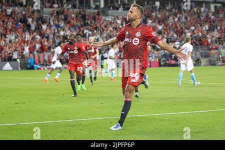 Toronto, Canada. 17th août 2022. Domenico Criscito, du Toronto FC, fête ses scores lors du match de football de la Major League (MLS) 2022 entre le Toronto FC et la New England Revolution à BMO Field, à Toronto, au Canada, le 17 août 2022. Credit: Zou Zheng/Xinhua/Alamy Live News Banque D'Images