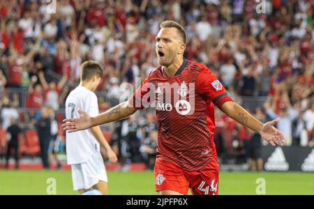 Toronto, Canada. 17th août 2022. Domenico Criscito, du Toronto FC, fête ses scores lors du match de football de la Major League (MLS) 2022 entre le Toronto FC et la New England Revolution à BMO Field, à Toronto, au Canada, le 17 août 2022. Credit: Zou Zheng/Xinhua/Alamy Live News Banque D'Images