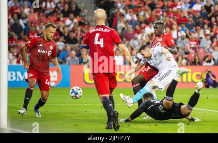 Toronto, Canada. 17th août 2022. Thomas McNamara (3rd L), de la Révolution de la Nouvelle-Angleterre, tire pour marquer le match de football de la Major League (MLS) de 2022 entre le Toronto FC et la Révolution de la Nouvelle-Angleterre, à BMO Field, à Toronto, Canada, le 17 août 2022. Credit: Zou Zheng/Xinhua/Alamy Live News Banque D'Images