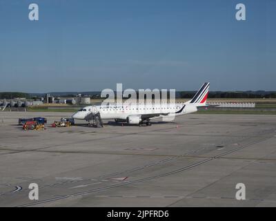 PARIS, FRANCE - VERS JUIN 2022 : Air France Hop Embraer ERJ-190 garés à l'aéroport Banque D'Images