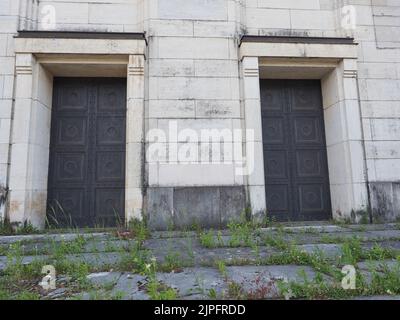 Traduction de Zeppelinfeld Zeppelin Field Tribune conçu par l'architecte Albert Speer dans le cadre du rassemblement du parti nazi à Nuremberg, en Allemagne Banque D'Images