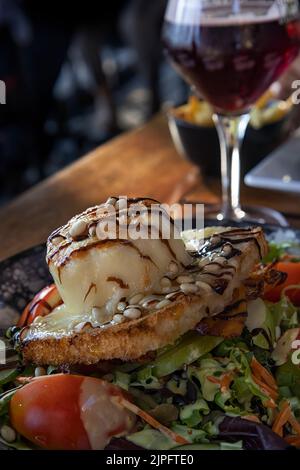 Salade de fromage de chèvre avec croûtons et frites Banque D'Images