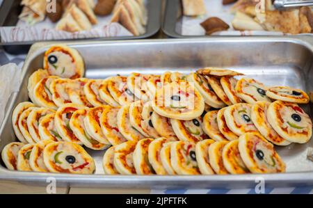 Un gros plan de mini pizzas dans un plateau argenté Banque D'Images