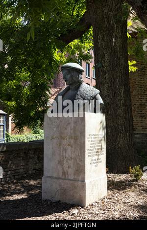 BRUGES, BELGIQUE - 11 AOÛT 2022 : buste Statue de l'érudit espagnol Juan Luis vives le long du canal près du pont de Bonifacius Banque D'Images