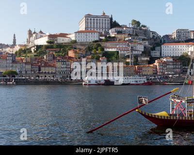 Fleuve Douro avec le bord de la rivière alias Ribeira zone de Porto derrière. Portugal. Banque D'Images