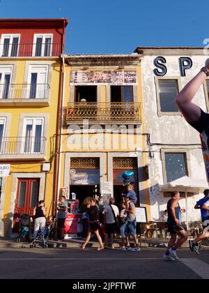 Boutiques colorées à Vila Nova de Gaia, une ville de l'autre côté de la rivière Duoro depuis Porto, Portugal. Banque D'Images
