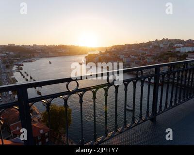 Vue imprenable depuis le pont Luis I du quartier Ribeira en bord de rivière et du fleuve Douro à Porto, Portugal. Banque D'Images