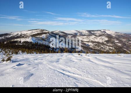 Belle vue sur les montagnes de Beskid de Silésie près de la Bialy européenne Krzyz en Pologne, ciel bleu clair en 2022 froid ensoleillé jour d'hiver le février. Banque D'Images