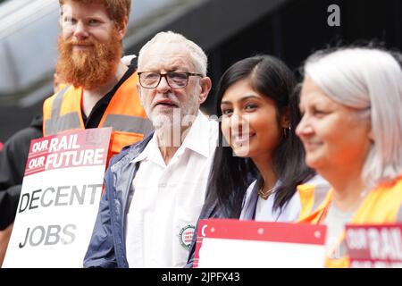 Jeremy Corbyn (2nd à gauche) et Zarah Sultana, député de Coventry Sud (2nd à droite) sur la ligne de piquetage devant la gare de Londres Euston. Date de la photo: Jeudi 18 août 2022. Banque D'Images