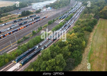 Oxley, Wolverhampton 18 août 2022 - des trains de la côte ouest d'Avanti stationnés et inutilisés se trouvent au dépôt de traction et d'entretien de matériel roulant d'Oxley, près de Wolverhampton, alors que les grèves ferroviaires se poursuivent au Royaume-Uni. Crédit : Scott cm/Alay Live News Banque D'Images